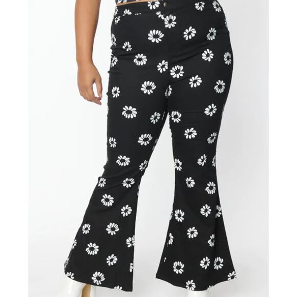 SMAK PARLOUR XS Black White Daisy Floral Into The Groove Flare Jeans NWT B81 - Picture 2 of 8